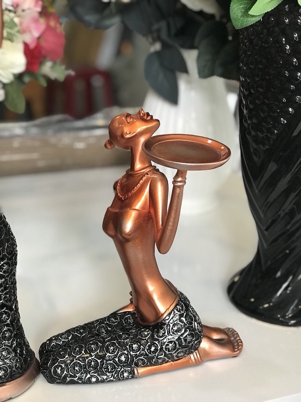 Tượng cô thôn nữ cầm nến trang trí